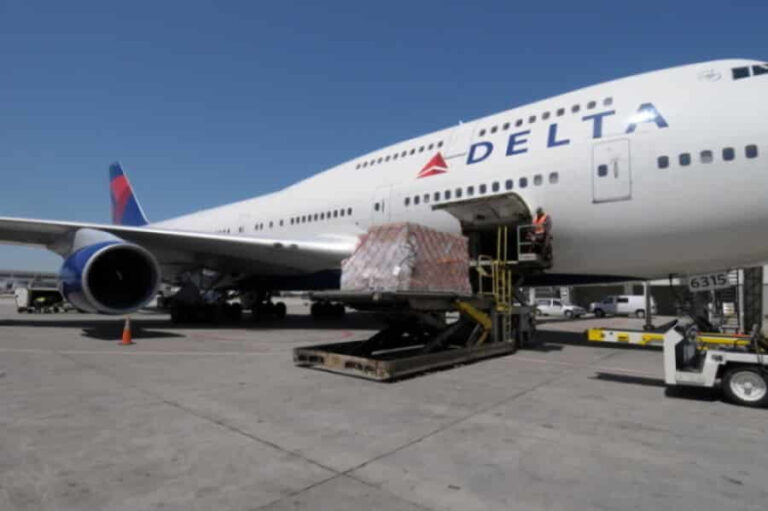Detroit-Delta-loading-belly.jpg