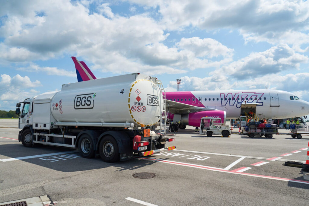 BGS-and-Wizz-Air-celebrate-14-year-partnership-by-signing-new-agreement-on-fuel-supply-in-Vilnius-Ka.jpeg