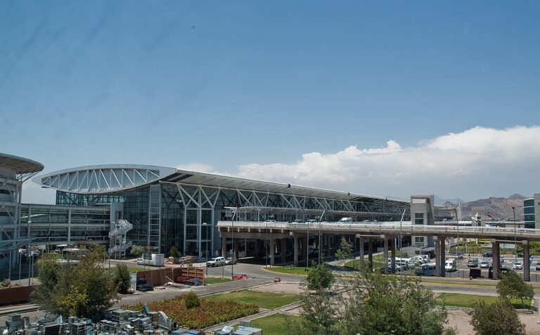 1024px-Terminal_Aeropuerto_Pudahuel.jpg