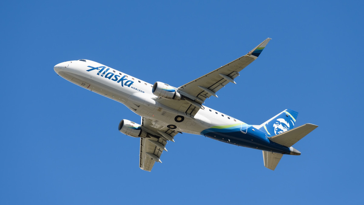 Page-4-An-Alaska-Horizon-Horizon-Embraer-ERJ-170-200-climbing-from-Snohomish-County-Airport-against.jpeg
